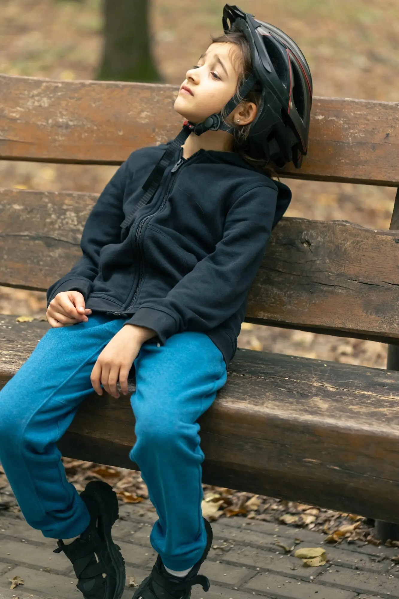 Niedliches kleines Mädchen, das einen schützenden Fahrradhelm trägt.