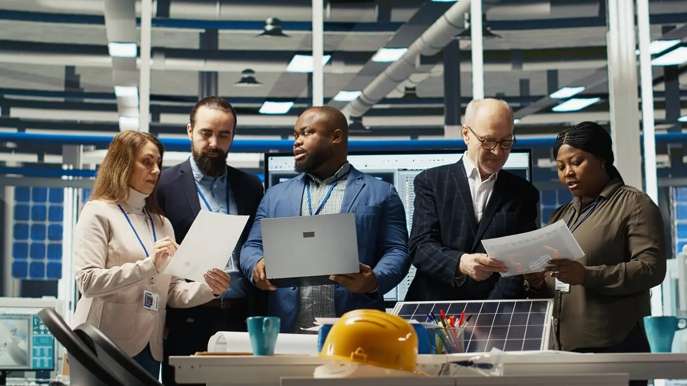 Leitende Manager diskutieren Strategien zur Fabrikautomatisierung.